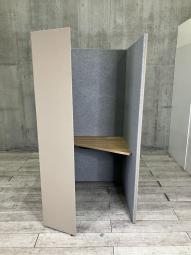 【2025年製！】【右開口】【ワーカーの集中を高める省スペースなワークブースが入荷！】■オカムラ（okamura）製　ドレープシリーズ　（drape）　テトラワイドタイプ　集中ワークブース 　ソロワークブース　W1000×D1000×H1920㎜　■外側：ベージュ/　内側：グレー　■天板：プライズウッドナチュラル【ABW商材】【関東倉庫在庫品】【弊社使用欄：A01070368】