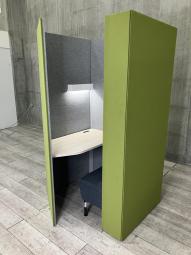 【2021年製！】【右向き】【ワーカーの集中を高める省スペースなワークブースが入荷！】■オカムラ（okamura）製　ドレープシリーズ　（drape）　ソファタイプ　集中ワークブース 　ソロワークブース　W1160×D1120×H1920㎜　■外側：ベージュ/　内側：グレー　■天板：プライズウッドナチュラル【ABW商材】【関東倉庫在庫品】【弊社使用欄：A01058284】