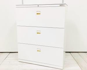 【大きく開いて収納物が見やすく、収納力も抜群！どの空間でも使いやすいホワイトカラー！】■オカムラ（okamura）製　3Sシリーズ 　3段ラテラル　ローキャビネット　W900×D450㎜　■天板付　■シリンダー錠　■ホワイト　取手日焼けあり【AD】