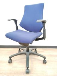 【姿勢の変化にフレキシブルに対応！スタイリッシュなデザインのメッシュチェア！】■イトーキ（ITOKI）　エフチェア　ローバック　肘無し　■クロスタイプ　■ネイビーブルー【2506】弊社使用欄【A01020864】