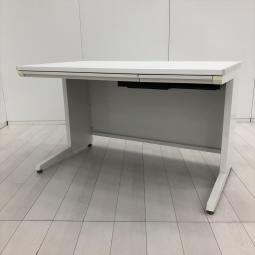 【ワイヤリング機能が充実！清潔感のあるホワイトカラー平机！】■オカムラ（okamura）製　アドバンスシリーズ　平机　引き出し付　W1200×D700×H720mm　■ホワイト