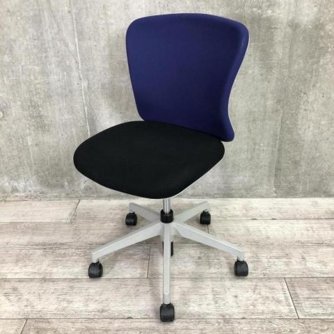 【561271】【定価約5万円】【ローコストチェアの定番！使いやすいスタンダードなデザイン！】■イナバ(Inaba)製　バルチェ(Valche)チェア　肘無し　ローバック　■背面ブルー×座面ブラック 【セルフアジャストメント機構採用であらゆるワークシーンにフィット！】オフィスバスターズ　水戸サテライト　大子町　北茨城市　高萩市　日立市　常陸太田市　常陸大宮市　那珂市　東海村　ひたちなか市　城里町 水戸市　笠間市　茨城町　大洗町　小美玉市