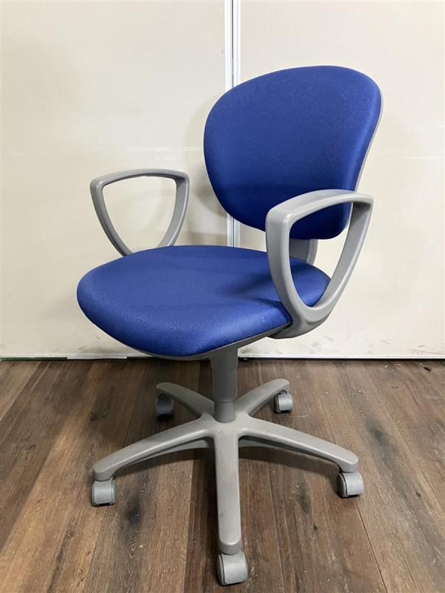ロット入荷！！　コクヨ　レグノ２　ブルー　肘付き　1万以下で肘付きOAチェアがそろうのは珍しい！　#岐阜#愛知#三重#静岡#CS在庫
                        レグノチェア2
                                    中古
            