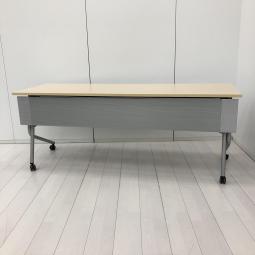 【天板跳ね上げ式でコンパクトに！キャスター付きで移動も楽々！】■オカムラ（okamura）製　ネスティア（NESTIA）シリーズ　サイドスタックテーブル　幅1800×奥行600㎜　■幕板付き　■木目ナチュラル