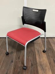 【ロット商品！】◇オカムラ（okamura）　レーテシリーズ　◇レッド　背もたれブラック樹脂　◇キャスター付　スタッキングチェア　ミーティングチェア　
#岐阜#愛知#三重#静岡#CS在庫