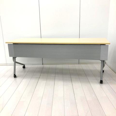 【586987】【天板跳ね上げ式でコンパクトに！キャスター付きで移動も楽々！】■オカムラ（okamura）製　ネスティア（NESTIA）シリーズ　サイドスタックテーブル　幅1800×奥行600㎜　■幕板付き　■木目ナチュラル　オフィスバスターズ　水戸サテライト　大子町　北茨城市　高萩市　日立市　常陸太田市　常陸大宮市　那珂市　東海村　ひたちなか市　城里町 水戸市　笠間市　茨城町　大洗町　小美玉市