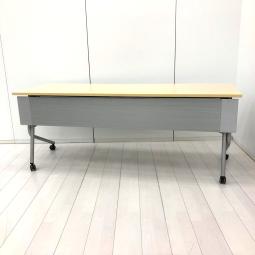 【586987】【天板跳ね上げ式でコンパクトに！キャスター付きで移動も楽々！】■オカムラ（okamura）製　ネスティア（NESTIA）シリーズ　サイドスタックテーブル　幅1800×奥行600㎜　■幕板付き　■木目ナチュラル　オフィスバスターズ　水戸サテライト　大子町　北茨城市　高萩市　日立市　常陸太田市　常陸大宮市　那珂市　東海村　ひたちなか市　城里町 水戸市　笠間市　茨城町　大洗町　小美玉市