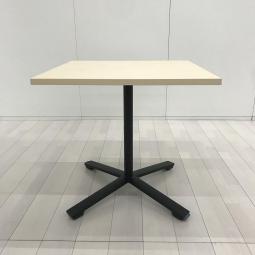 【カフェスペースやリフレッシュスペースに最適！シンプルなデザインで人気のキャスター付テーブル！】■コクヨ(KOKUYO)製　ビエナ(VIENA)シリーズ　ミーティングテーブル　角テーブル　W750㎜　■キャスター脚 　■天板:ナチュラル×ブラック脚　【関東倉庫在庫品】【弊社使用欄：A01070857】【HU】