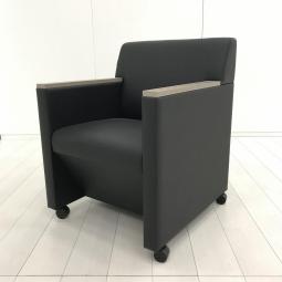 【応接室やミーティング室にピッタリな1人用ソファ！】■オカムラ（okamura）製　1人用ソファ　■ブラック　■肘:木製　【関東倉庫在庫品】【弊社使用欄：A01061029】【HU】