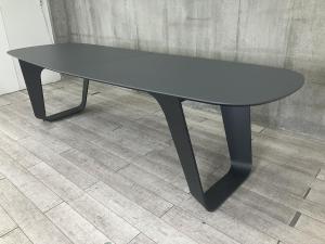 【※天板部分にキズがあります】幅3600mm！超大型テーブル！圧倒的な存在感と機能性を兼ね備えた、株式会社オカムラ「ワークキャリア アンカーテーブル」。幅3600mmの超大型サイズと、美しいアール形状が空間の主役になるハイテーブルです。/オススメ(おすすめ) /人気商品【弊社使用欄：A01056047】■オカムラ（okamura）製　ワークキャリア　アンカーテーブル 　ハイタイプ 2枚天板　■W3600×D1200×H980mm　■ダークグレー×脚ブラック