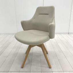 木脚×ファブリック！暮らしにもオフィスにも合う一脚！/オススメ(おすすめ) /人気商品　【弊社使用欄：A01056045】■オカムラ（okamura）製　ライブス ワークチェア（Lives Work Chair）■ファブリック張り　■木製脚　■ベージュ