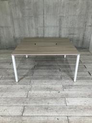 【フレキシブル使いこなせるお洒落なテーブルが入荷！】■オカムラ(okamura)製　アプションフリー(Aption Free)シリーズ　ワークテーブル　ミーティングテーブル　■配線カバー付き　■W1400×D1400×720mm　■天板:木目調ダーク/4本脚:ホワイト