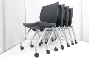 【上質な空間にフィットする美しいフォルムに確かな座り心地！座を跳ね上げ省スペースで収納可能！】■コクヨ(KOKUYO)製　スタイラ(Styla)チェア　肘無　ミーティングチェア　クッションタイプ　■キャスター付き　■グレー　オフィスバスターズ　梅田本店