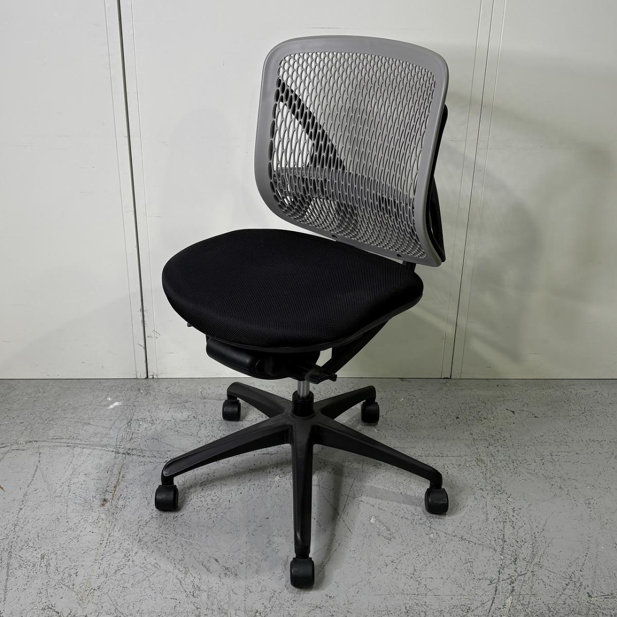 【背中全体を包み込むような安定感！】■イナバ（INABA）製　イエラシリーズ　肘無ローバックチェア　■背面：樹脂メッシュ　■グレーxブラック　オフィスバスターズ神戸
                        yera
                                    中古
            