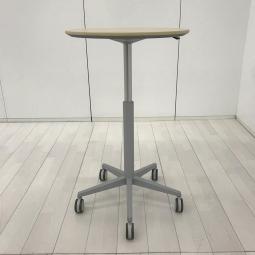 【昇降機能付きのカフェ風丸テーブル入荷！リフレッシュスペースなどにおすすめ！】■オカムラ（okamura）製　アルトコーボウ（Alt KOBO）　■昇降式丸テーブル　W600×H720～1000㎜　■キャスター付き　■天板:木目調/脚:シルバー【2511】弊社使用欄【A01046683】