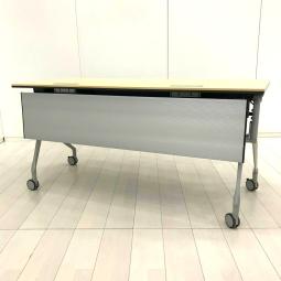 【586041】【動かす、つなぐ、すぐ使える。会議を止めないスマートテーブル！】■オカムラ（okamura）製　インターアクトNTシリーズ（INTER ACTNT）　サイドスタックテーブル　W1500×D600×H720mm　■キャスター付　■ 配線口付き　■天板:プライズウッドライト/脚:シルバー　オフィスバスターズ　水戸サテライト　大子町　北茨城市　高萩市　日立市　常陸太田市　常陸大宮市　那珂市　東海村　ひたちなか市　城里町 水戸市　笠間市　茨城町　大洗町　小美玉市