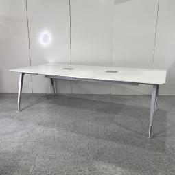 ■コクヨ(KOKUYO)製　ミーティングテーブル　角テーブル　会議用　W2400㎜　■天板：ホワイト/4本脚：シルバー　配線口有