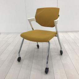 【小さめの肘がついたスタイリッシュなデザイン！】■オカムラ（okamura）製　パート (Part) シリーズ　スタッキングチェア　ミーテイングチェア　肘付　■キャスター付き　■マスタード【2602】弊社使用欄【A01060926】