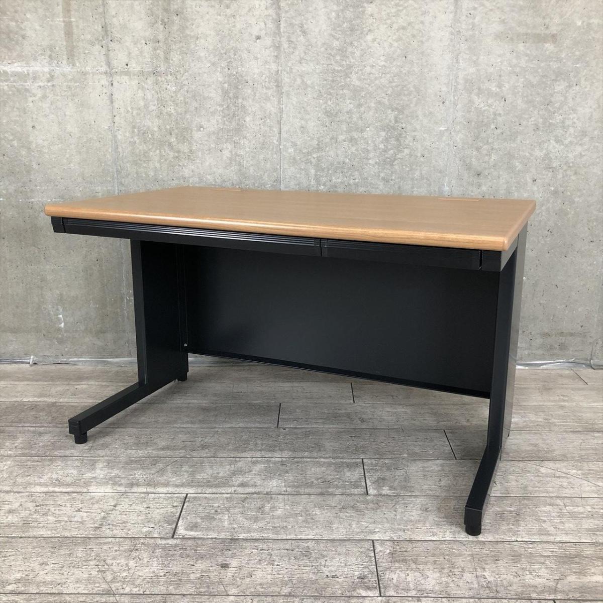 【希少なブラック基調の平机が入荷！定番サイズの幅1200㎜！シックなオフィスを作成したいお客様におすすめ！】■プラス(PLUS)製　リード(LEED)シリーズ　平机　引き出し付き　W1200×D700㎜　■天板：ミディアムウッド/脚：ブラック ※配線カバー欠品多数ございます。
                        LEED
                                    中古
            