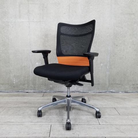 【中古】フィーゴメッシュチェア  オカムラ（okamura） 肘付ミドルバックチェア