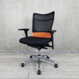 【関東倉庫在庫品】【快適な座り込みを実現できる！】■オカムラ製　フィーゴメッシュ　肘付ハイバックチェア　■オレンジ【弊社使用欄：A00988728】【ECBMC】【在庫入替セール品につき限定特価！】