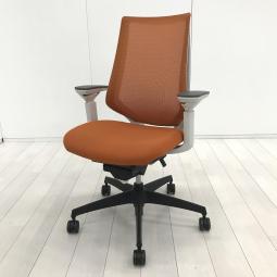 【定価約11万円】【様々な体系や姿勢にも柔軟にフィット！座り心地抜群の肘付きハイバックチェア！】■コクヨ(KOKUYO)製　デュオラ(Duora)チェア　肘付ハイバック　背面メッシュ　■可動肘　■タンジェリン(オレンジ)×ホワイトシェル×ブラック脚