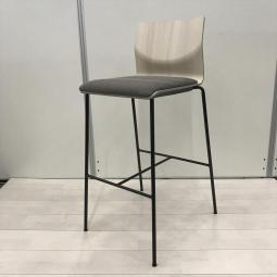 新古品！【ハイテーブルやカウンターに合わせて！リフレッシュスペースを演出！】】■オカムラ製　スイープ　ハイチェア　■座パッド付き　■ナチュラル×ブラック