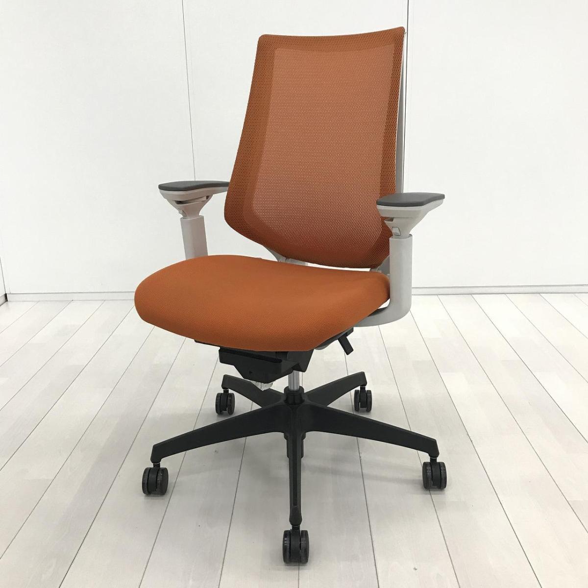 【定価約11万円】【様々な体系や姿勢にも柔軟にフィット！座り心地抜群の肘付きハイバックチェア！】■コクヨ(KOKUYO)製　デュオラ(Duora)チェア　肘付ハイバック　背面メッシュ　■可動肘　■タンジェリン(オレンジ)×ホワイトシェル×ブラック脚
                        デュオラ メッシュ
                                    中古
            