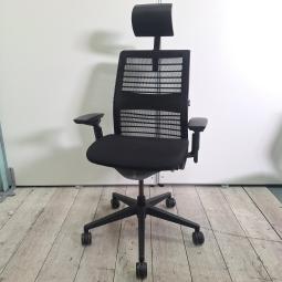 【あなたの座るを考える！ワイヤー構造が体を支える、有名海外メーカー製の定番チェア！】■スチールケース(Steelcase)製　シンク(think)チェア　肘付ハイバック　メッシュバックタイプ(3Dニット)　■可動肘・ランバーサポート付き　■ブラック(リコリス)※ヘッドレスト付き