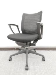 【高いデザイン性と快適なクッション性が人気のOAチェア！】/オススメ(おすすめ) /人気商品【弊社使用欄：A01056478】■オカムラ(okamura)製　ヴィスコンテ(Visconte)チェア　サークル肘　ローバック　■クッションタイプ　■色：ブラック