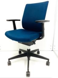 【背骨のS字形状にジャストフィット！スタイリッシュなデザインで快適なワーキングチェア！】■コクヨ（KOKUYO）製　ウィザード2チェア（Wizard2）肘付ローバック　■ランバー付　■ブルー　■固定肘