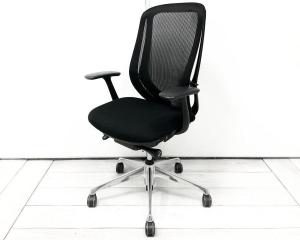 【前傾チルト機能付き！　オカムラ製品で最も人気を集める高機能メッシュチェア！】■オカムラ（okamura）製　シルフィ（Sylphy）肘付ハイバック　■ブラック　■固定肘　■背面メッシュ　※2025年製