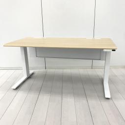 【座るも立つも、自由自在！電動昇降デスク！】■オカムラ（okamura）製　スイフト（Swift）シリーズ　平机　電動昇降デスク　W1350㎜×D700㎜　■　昇降操作パネル付■　■ナチュラル調天板×本体ホワイト　【関東倉庫在庫品】【弊社使用欄：A01040377】【HU】