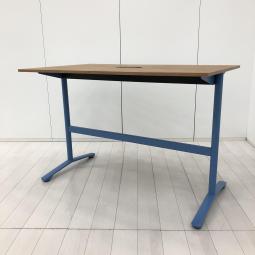 【電源付きで、ワークもコミュニケーションもスマートに！】■イトーキ（ITOKI）製　ノットワーク　ミーティングテーブル　 ハイテーブル（電源付き）　W1500×D900×H1000mm　■木目×ブルーフレーム　【関東倉庫在庫品】【弊社使用欄：A01066835】【HU】