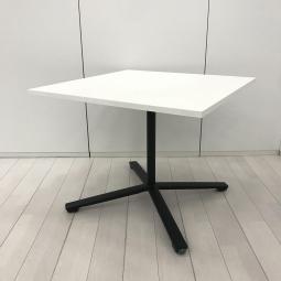 【省スペースに収納できるおしゃれなミーテイングテーブル！休憩スペースにもおススメ！】■コクヨ（KOKUYO）　ビエナ（VIENA）　角テーブル　フラップタイプ　正方形天板　W900㎜　■天板:ホワイト/単柱脚:ブラック　【関東倉庫在庫品】【弊社使用欄：A01039533】【HU】