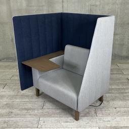 【仕事の合間にリフレッシュしつつ、2口コンセント付きで快適にワークも行える1人用ソファーワークブース！】■コクヨ（KOKUYO）製　インターバル（Interval）　集中ワークブース　■テーブル付　■色　ダークブルー/ネイビー×ライトグレー  【ABW商材】【関東倉庫在庫品】【弊社使用欄：A01071659】