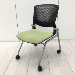 【在庫入替セール品！（本在庫限定価格）】【座面がたためるネスティング仕様！スタイリッシュで快適な座り心地！】■オカムラ(okamura)製　グラータ(Grata)チェア　ネスティングチェア　背面樹脂メッシュ　■グリーン　■ウレタンキャスター　【弊社使用欄：A01042544】【HU】