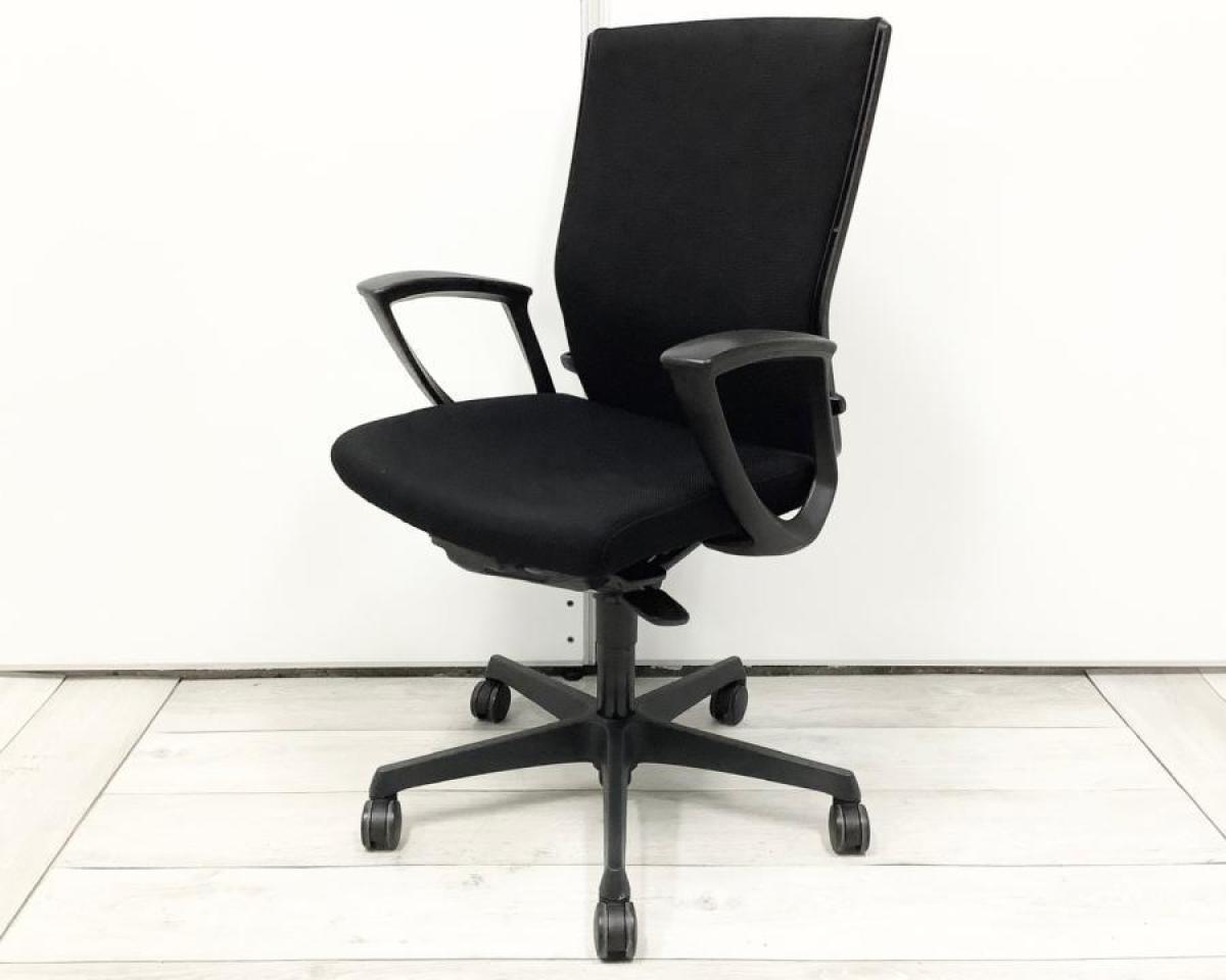【長時間のデスクワークもランバーが快適にサポート！　オカムラ製の人気チェアが入荷！】■okamura（オカムラ）製　エスクードチェア　■ハイバック　■サークル肘(固定肘)　■色：ブラック　【背中全体をサポートするハイバックタイプ】
                        エスクード
                                    中古
            