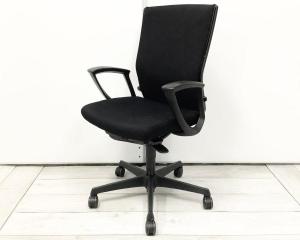 【長時間のデスクワークもランバーが快適にサポート！　オカムラ製の人気チェアが入荷！】■okamura（オカムラ）製　エスクードチェア　■ハイバック　■サークル肘(固定肘)　■色：ブラック　【背中全体をサポートするハイバックタイプ】