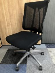 【在庫入れ替え】【座るとわかる快適さ・骨盤にしっかりフィットする！チェア自らが動き座る人の体を支える「おもてなし」の心を体現した高級チェア！ 】■イトーキ製（ITOKI）　セレーオチェア (celeeo)　肘無　ハイバック　■メッシュ背面　　■ブラック×ブラックシェル※愛知※名古屋※豊田※三重