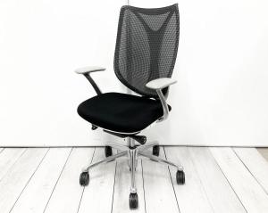 大人気！オカムラ製のメッシュチェアが入荷！
座面・背面が広めでしっかりしており、前傾機能が付いた高級チェアです！
■オカムラ/サブリナ/ブラック　デザインアーム付　ホワイトボディ