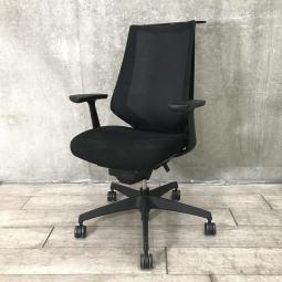 【568363】【様々な体系や姿勢にも柔軟にフィット！　座り心地抜群の肘付きハイバックチェア！】■コクヨ（KOKUYO）製　デュオラ　■ブラック ブラックフレーム　■ハイバック　■背面メッシュ　■固定肘　■コートハンガー付　■樹脂脚　オフィスバスターズ　水戸サテライト　大子町　北茨城市　高萩市　日立市　常陸太田市　常陸大宮市　那珂市　東海村　ひたちなか市　城里町 水戸市　笠間市　茨城町　大洗町　小美玉市