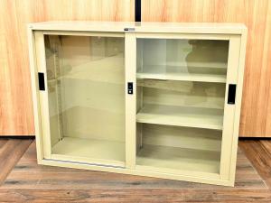 【幅広く使える引き違いのキャビネット！】■プラス　引き違い（2枚ガラス扉）　■ベージュ　※鍵がかかりにくい商品となります。【AD】