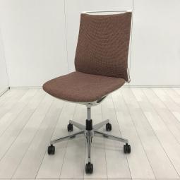 【スタイリッシュさが人気のオフィスチェア！インナーメッシュ構造による優しく包み込む座り心地！】■オカムラ(okamura)製　　モード(mode)チェア　肘無ミドルバック　クロスバックタイプ　■レッド