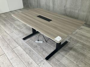【最大H700～H1250㎜までボタンひとつで自由に高さ調整！】【立ち姿勢を取り入れた新しいワークスタイルへ！心も体も健康に配慮！】■オカムラ製（okamura）　スイフト（Swift）シリーズ　上下昇降テーブル ■ミーティングテーブル　スタンダードタイプ　■配線口有　■インジケーター付　■ プライズウッドミディアム　ナチュラル天板　ブラック脚【ABW商材】【関東倉庫在庫品】【弊社使用欄：A01073069】