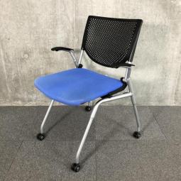 【会議室の定番！重ねて収納可能なスタッキングチェア！！】■オカムラ(okamura)製　プロスタック (PROSTUCK)　ネスティングチェア　スタッキングチェア　肘付き　■プレーンタイプ　■座面: ブルー/ 背面樹脂メッシュ: ブラック　■キャスター付