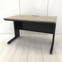 【定価約6万円】【希少なブラック基調の平机が入荷！定番サイズの幅1200㎜！シックなオフィスを作成したいお客様におすすめ！】■イトーキ(ITOKI)製　CZRシリーズ　平机　W1200×D700㎜　■引き出し付き　■コンセントユニット付き　■天板:木目調ナチュラル/L字脚:ブラック