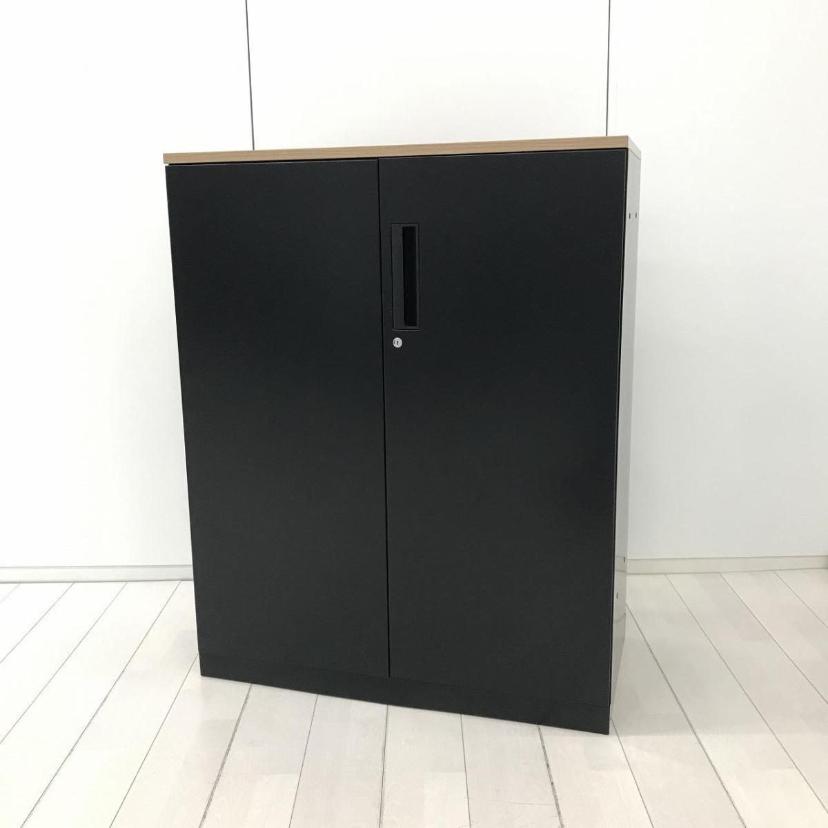 【入荷の珍しいブラック書庫！】■コクヨ（KOKUYO）製　エディア（EDIA）シリーズ　両開き書庫　ローキャビネット　W900㎜×D450㎜×H1130㎜　■天板・ベース付　■シリンダー錠　■天板:木目調×ブラック【AD】
                        エディア
                                    中古
            