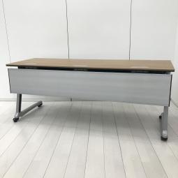 【動かす、つなぐ、すぐ使える。会議を止めないスマートテーブル！】■オカムラ（okamura）製　インターアクトシリーズ（INTER ACTNT）　サイドスタックテーブル　W1800×D600×H720mm　■キャスター付　■ 配線口付き　■天板:ナチュラル/脚:シルバー【AD】