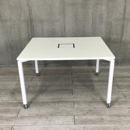 【スタイリッシュなミーティングテーブル！ワークデスクとしても便利に使える！】 ■コクヨ（KOKUYO）製　ワークフィット （WORKFIT）　ミーティングテーブル　角テーブル　W1200×H720㎜　■配線口あり　■ホワイト